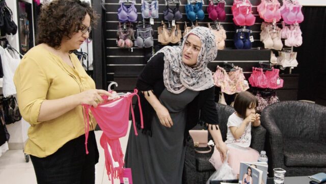 In een Iraakse lingeriewinkel vertellen vrouwen wat hun man mooi vindt